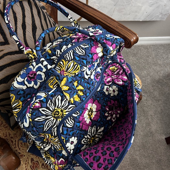 VERA BRADLEY TRAVEL BAG IN AFRICAN VIOLET PATTERN - EUC - Picture 3 of 7